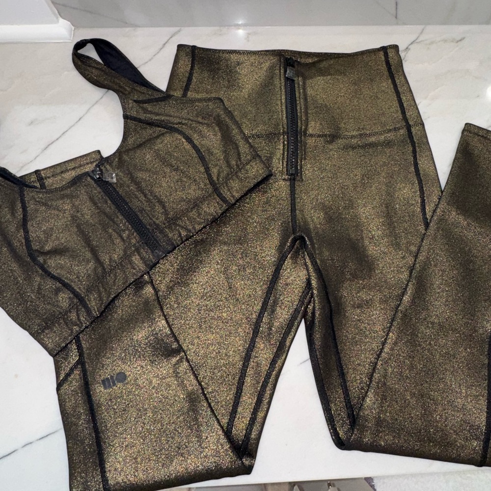 BNWT SOLID & STRIPED Gold & Black workout set